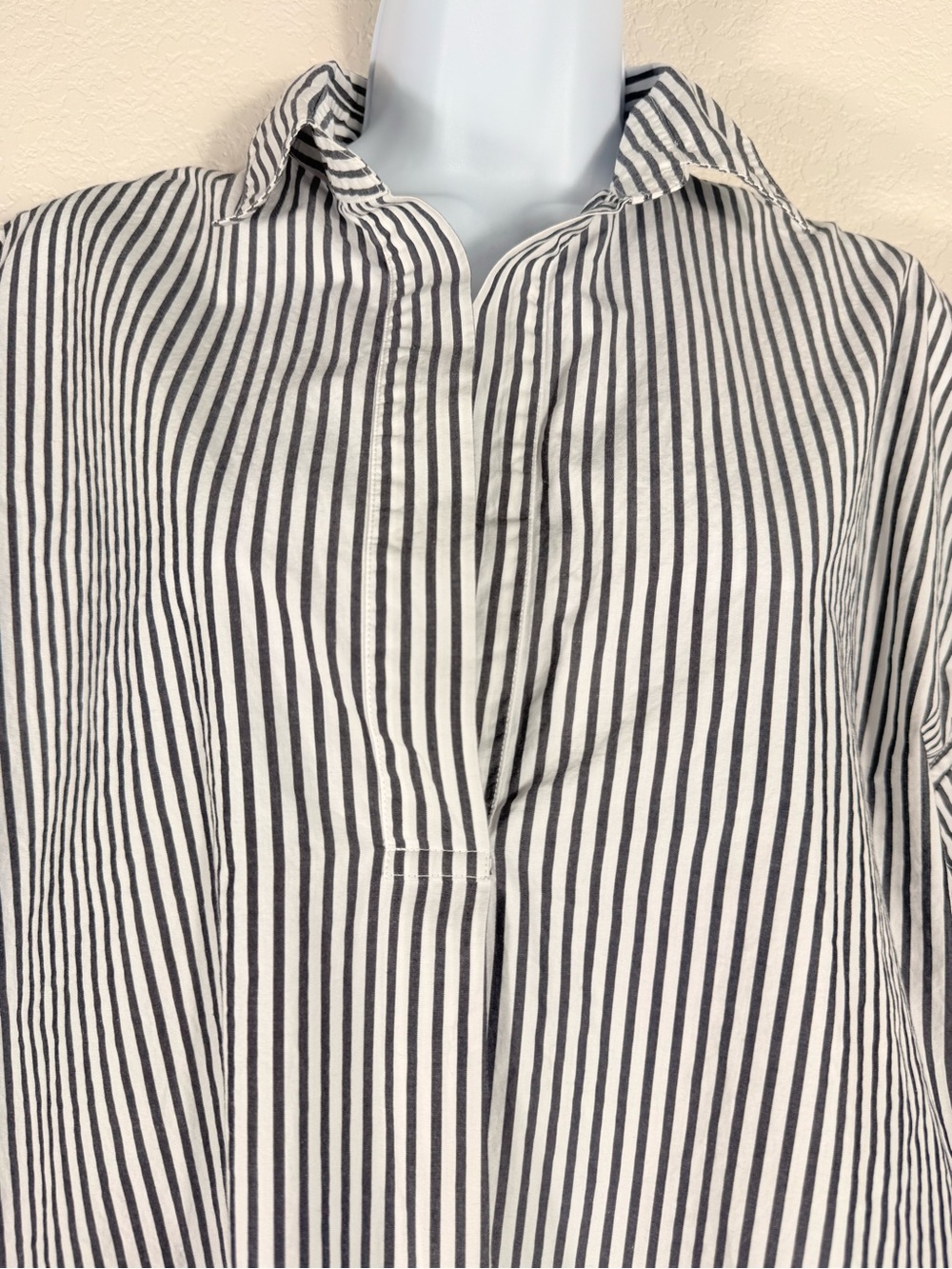 Uniqlo Striped Dark Gray and White Button-Front Shirt Women’s Size L - Picture 3 of 13